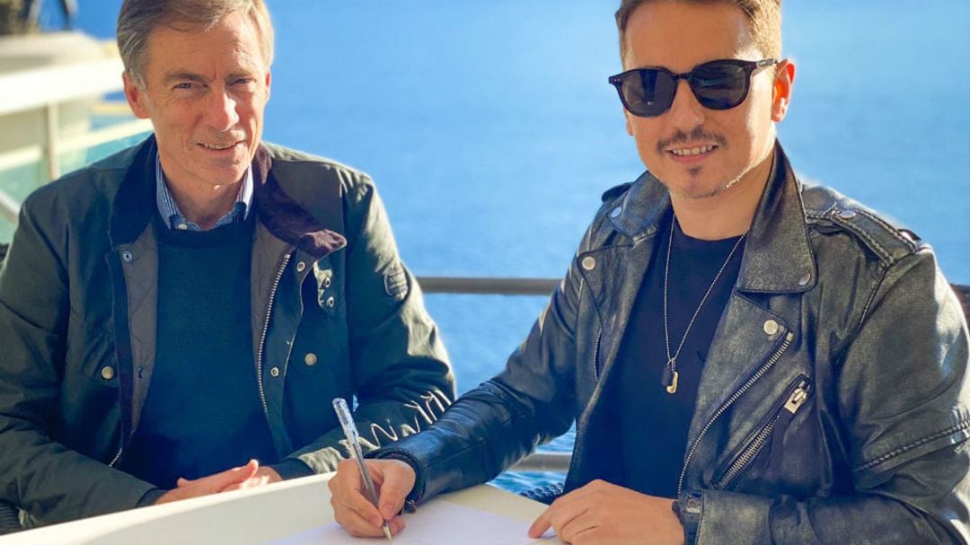 Jorge Lorenzo firma su contrato de probador de Yamaha.