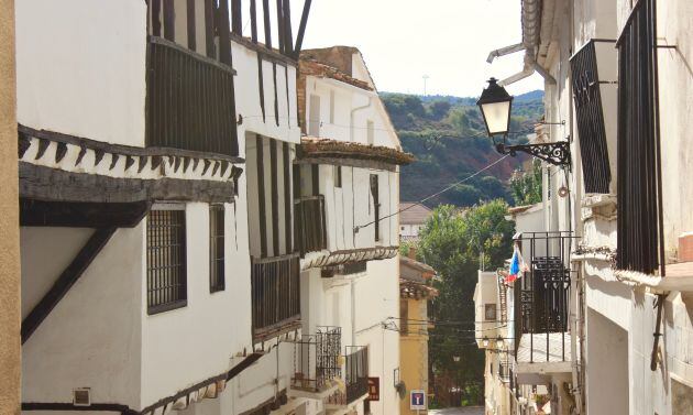 Callejones con casas típicas en Mira.