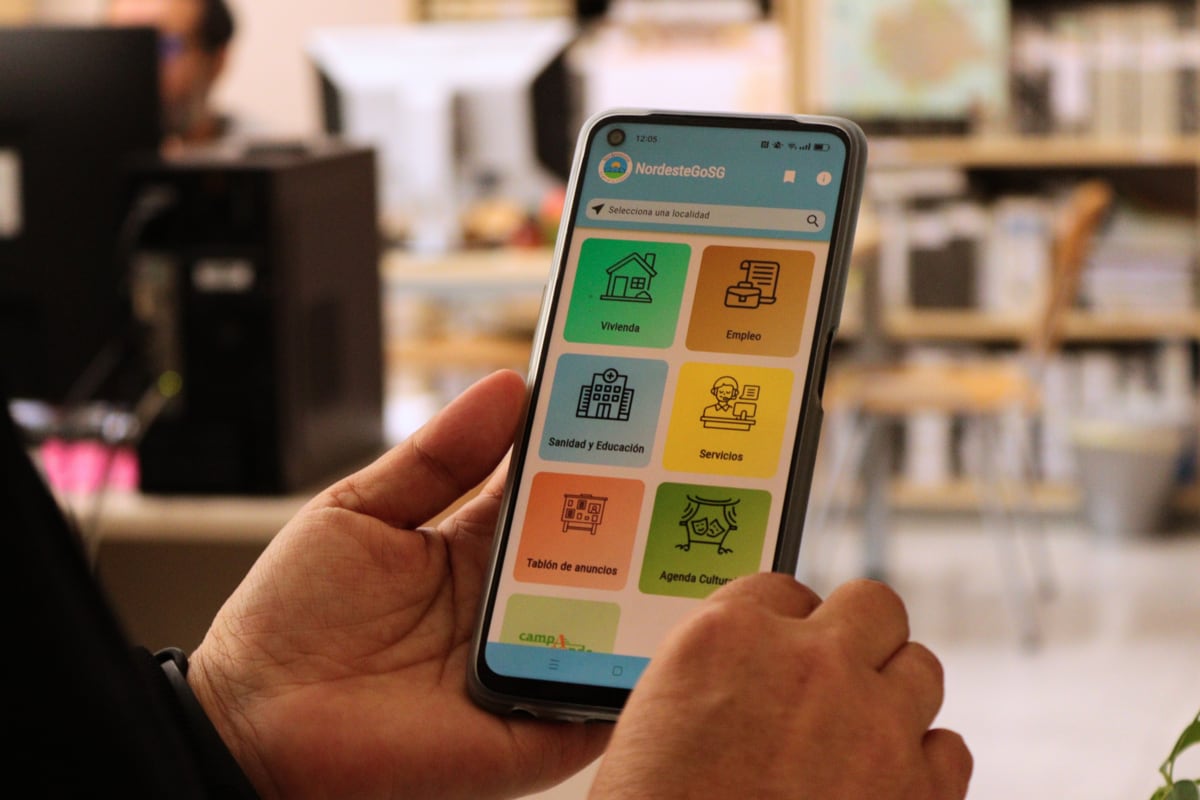 Una persona visualiza la APP NordesteGoSG