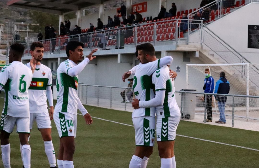 Los jugadores del Ilicitano celebran el gol de Nacho Ramón