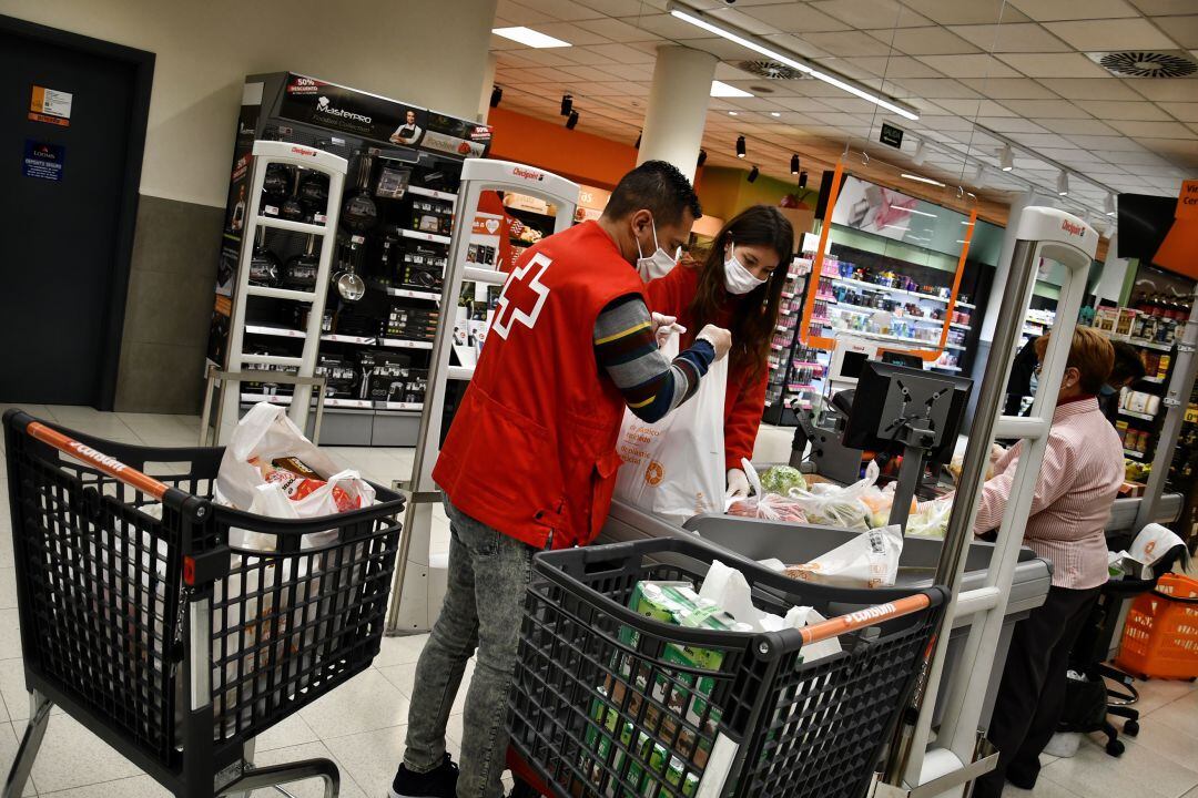 Voluntarios Cruz Roja Elda haciendo compra a personas mayores