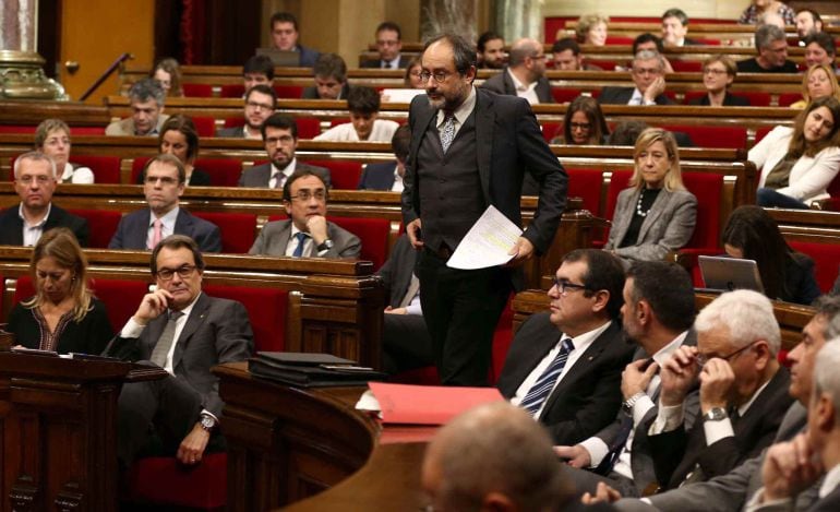 El lider parlamentario de la CUP, Antonio Baños, se dirige a la tribuna de oradores en el segundo debate de investidura en el Parlament de Cataluña, después de que el martes el &#039;no&#039; de la CUP frustrara su primer intento de Artur Mas de ser investido presidente de la Generalitat. 