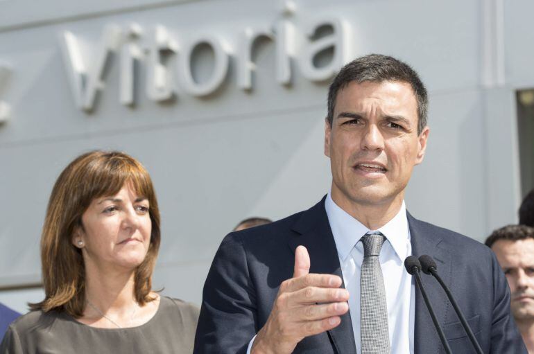 Pedro Sánchez, acompañado de Idoia Mendia, en una breve declaración amtes de visitar la fábrica de Mercedes en Vitoria