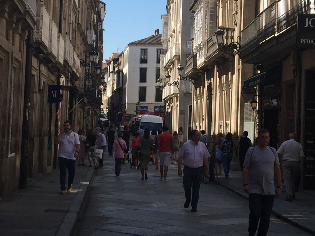 Imagen de archivo de la calle Santo Domingo llena de gente