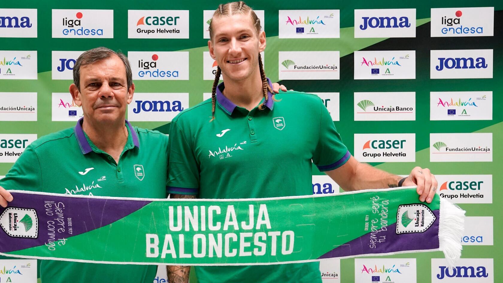 Juanma Rodríguez y Dylan Osetkowski posan con la bufanda del Unicaja