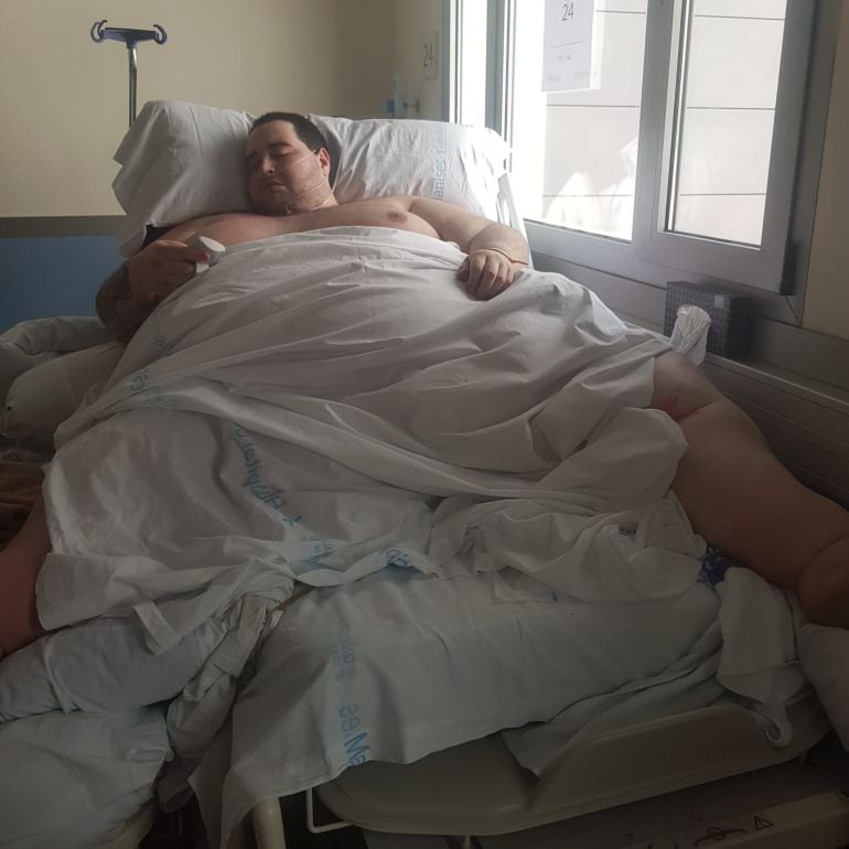 Teófilo Rodríguez postrado en una cama del Hospital de Manises