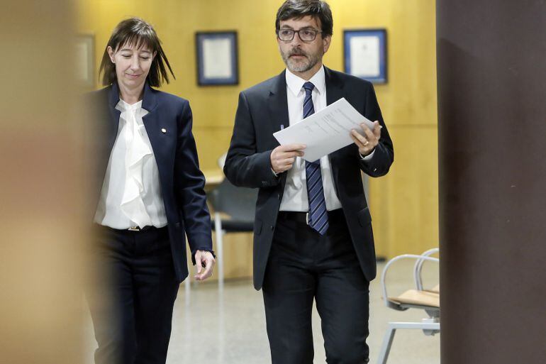La ministra de la Funció Pública, Eva Descarrega, i el ministre de Finances i portaveu de Govern, Jordi Cinca, abans d'entrar a la sal de premsa de Govern