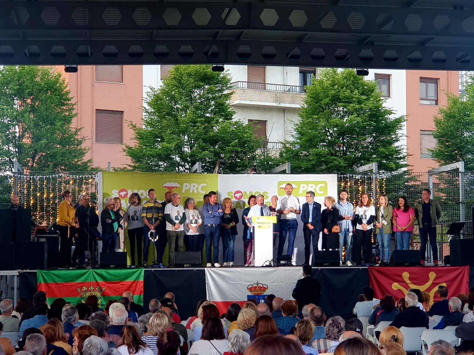 Candidatos del PRC al Ayuntamiento de Torrelavega junto a Miguel Ángel Revilla.