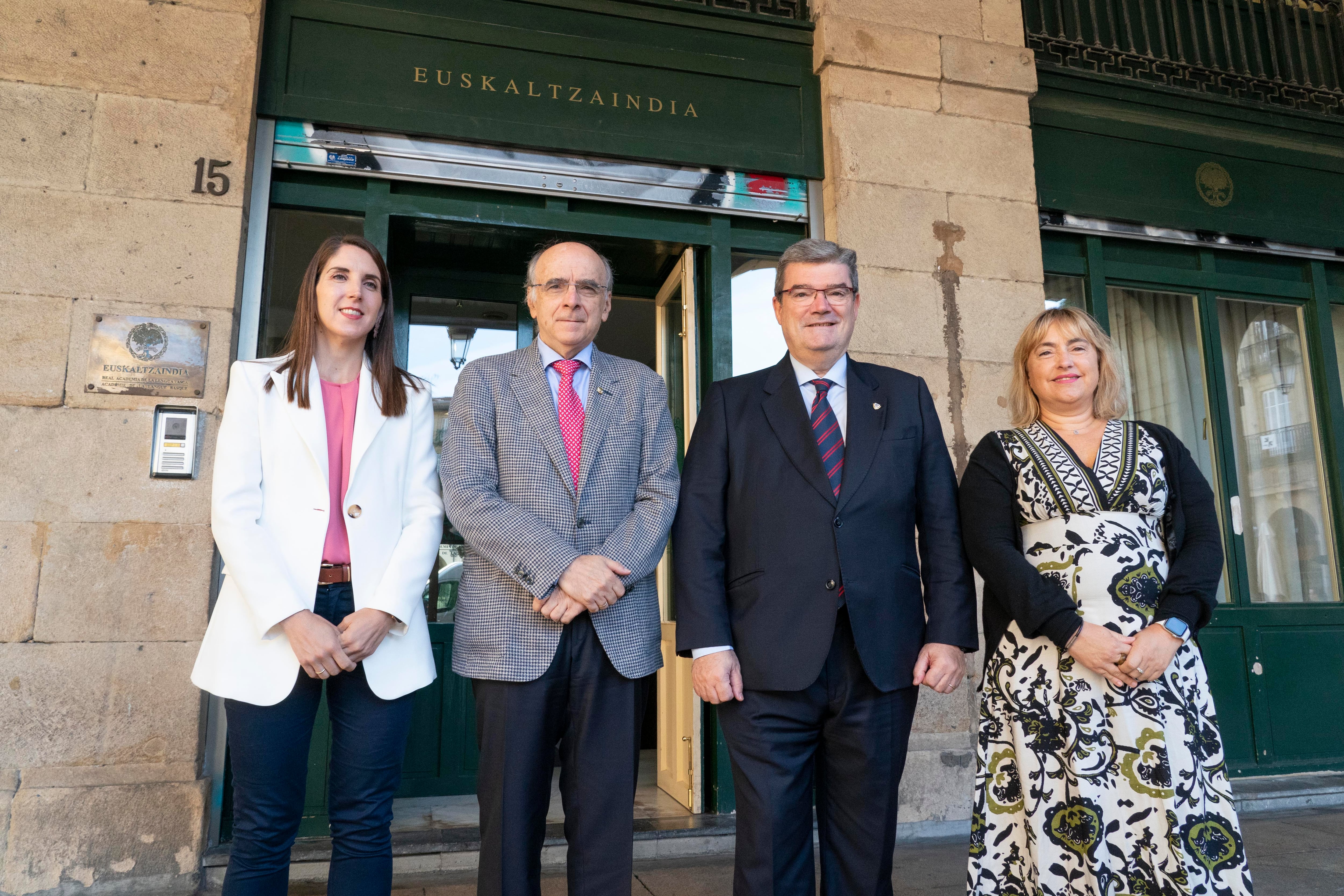 Andres Urrutia, presidente de Euskaltzaindia y Juan Mari Aburto, alcalde de Bilbao