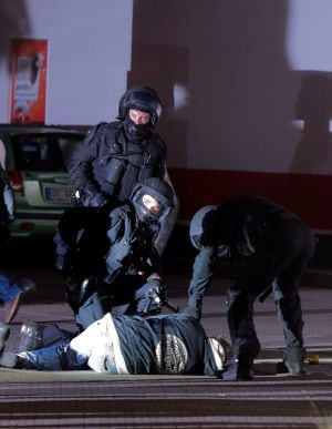 Heridos como consecuencia de los disturbios en Heidenau, Alemania.