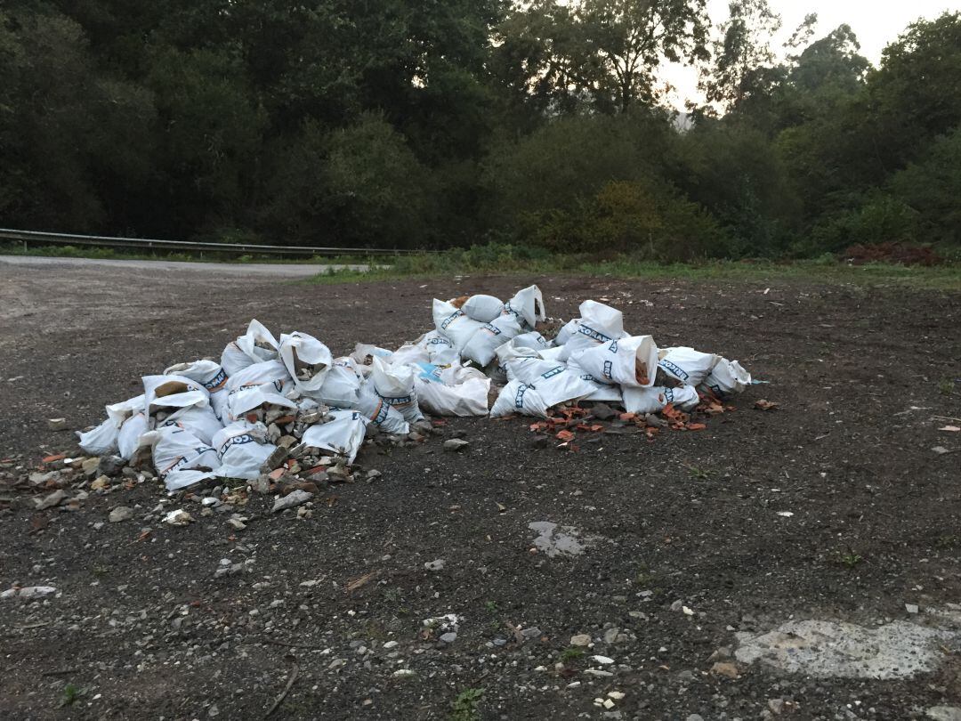 Los operarios retiraron 20 metros cúbicos de escombro en Baltezana y Talledo.