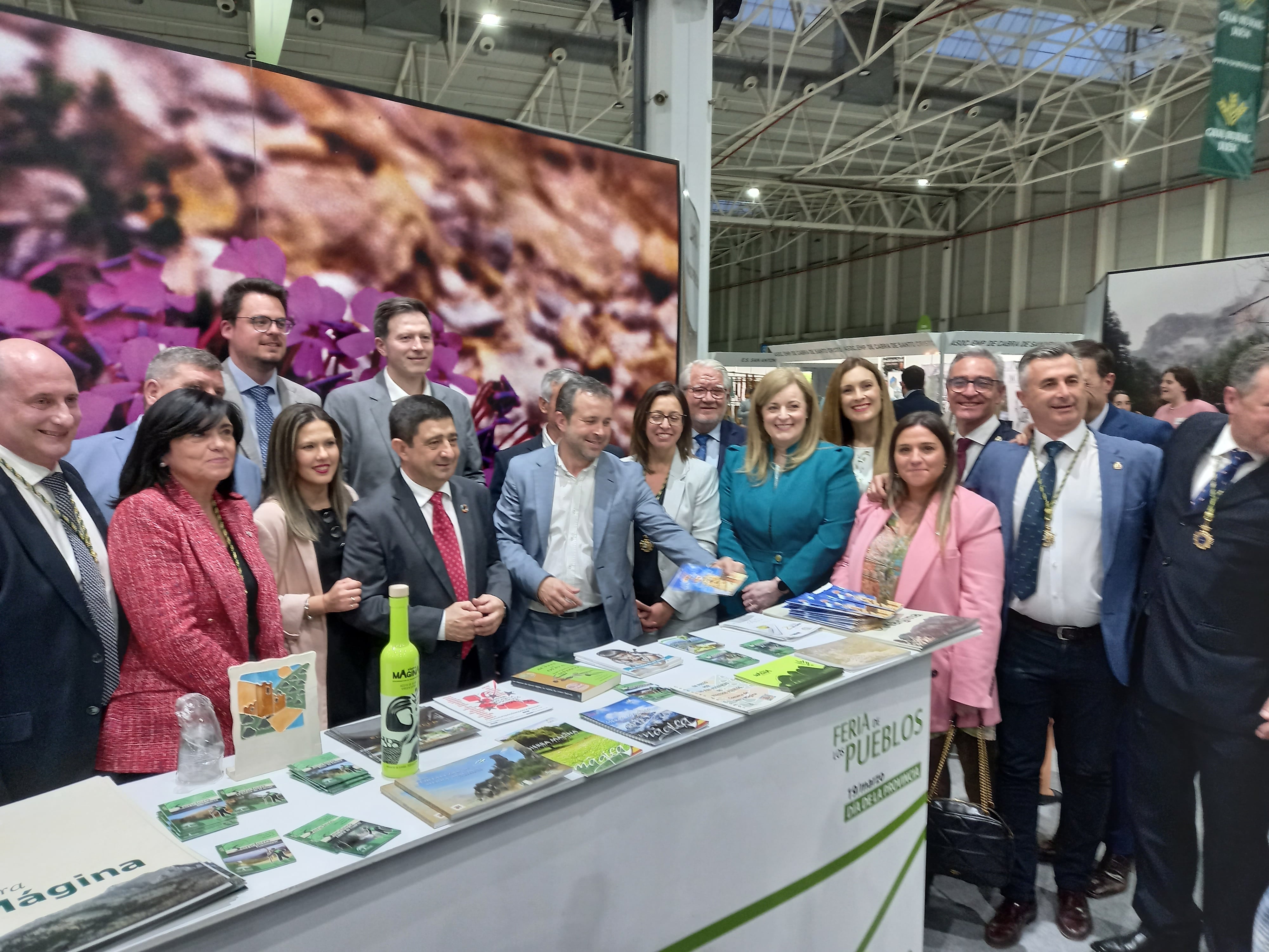 El presidente de la Diputación de Jaén, Francisco Reyes, con el resto de diputados y alcaldes en la inauguración de la VIII Feria de los Pueblos.