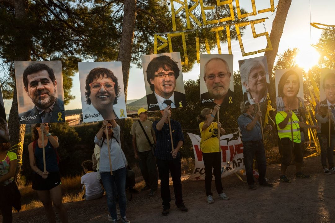 Manifestantes con pancartas con caras de políticos fugados y encarcelados