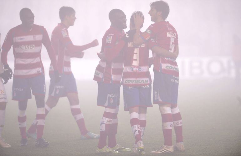 El defensa del Granada Diego Mainz (d) celebra su gol, primero del equipo, con sus compañeros, durante el partido de vuelta de dieciseisavos de final de la Copa del Rey que Córdoba y Granada disputan esta noche en el estadio Municipal del Arcángel, en Cór