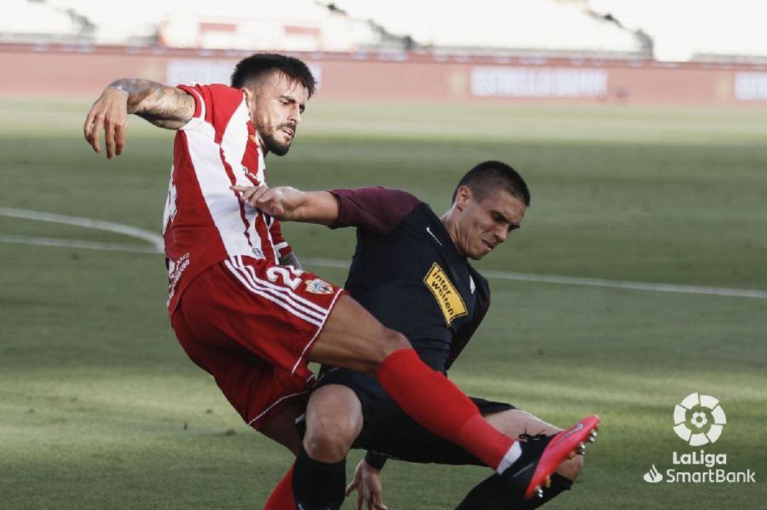 Djurdjevic y Costas pugnan durante el Almería-Sporting