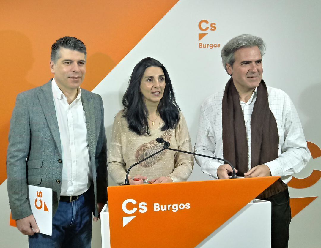 La portavoz de C's en el Ayuntamiento de Burgos, Gloria Bañeres, entre los concejales Vicente Marañón (izda) y Jesús Ortego