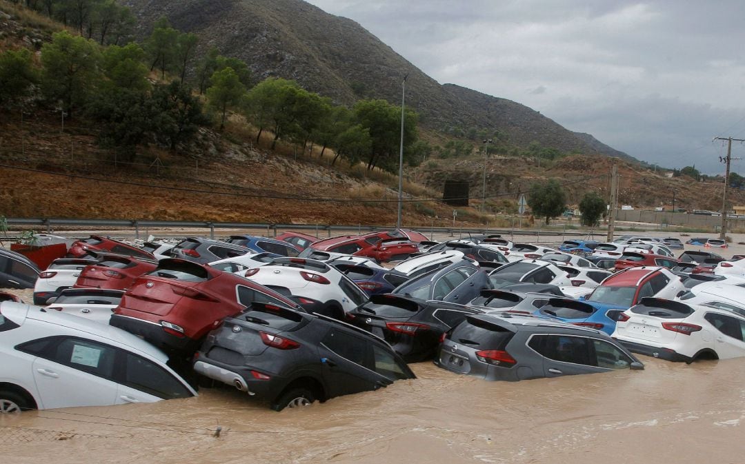 Ciento de coches inundados tras el paso de la Gota Fría en un depósito de vehiculos en Orihuela