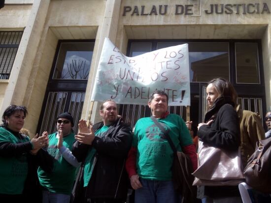 Membres de la PAH davant de l&#039;Audiència de Tarragona.