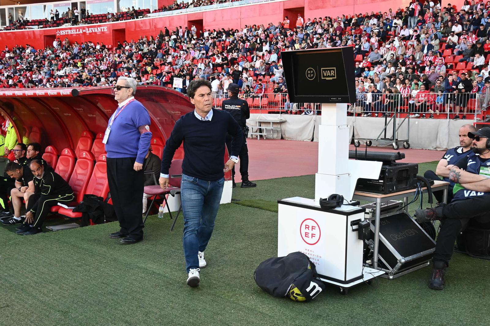 Rubi en la banda del Estadio de los Juegos Mediterráneos.