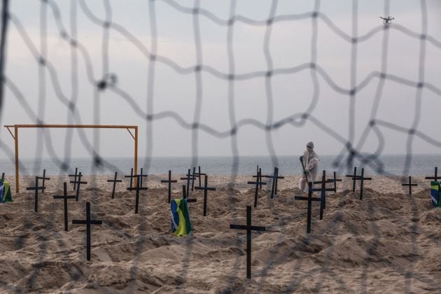 Cruces en la playa de Copacabana