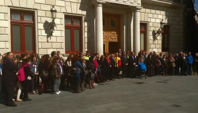 Minut de silencia davant l'Ajuntament de Reus en memòria de la primera víctima de violència masclista del 2013 a Catalunya