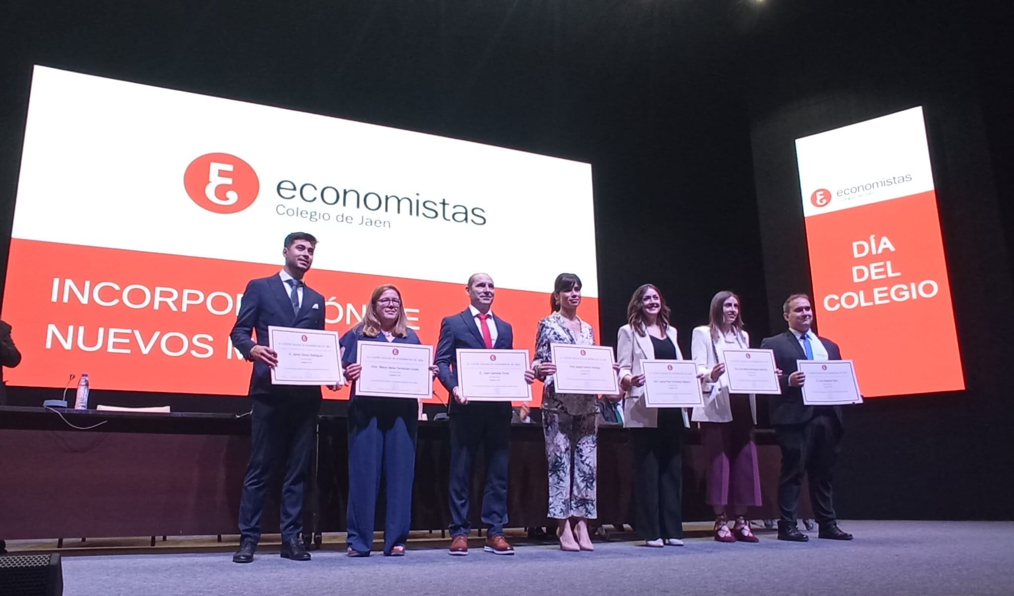 Momento de entrega de reconocimientos a los nuevos colegiados en la Gala del Colegio de Economistas