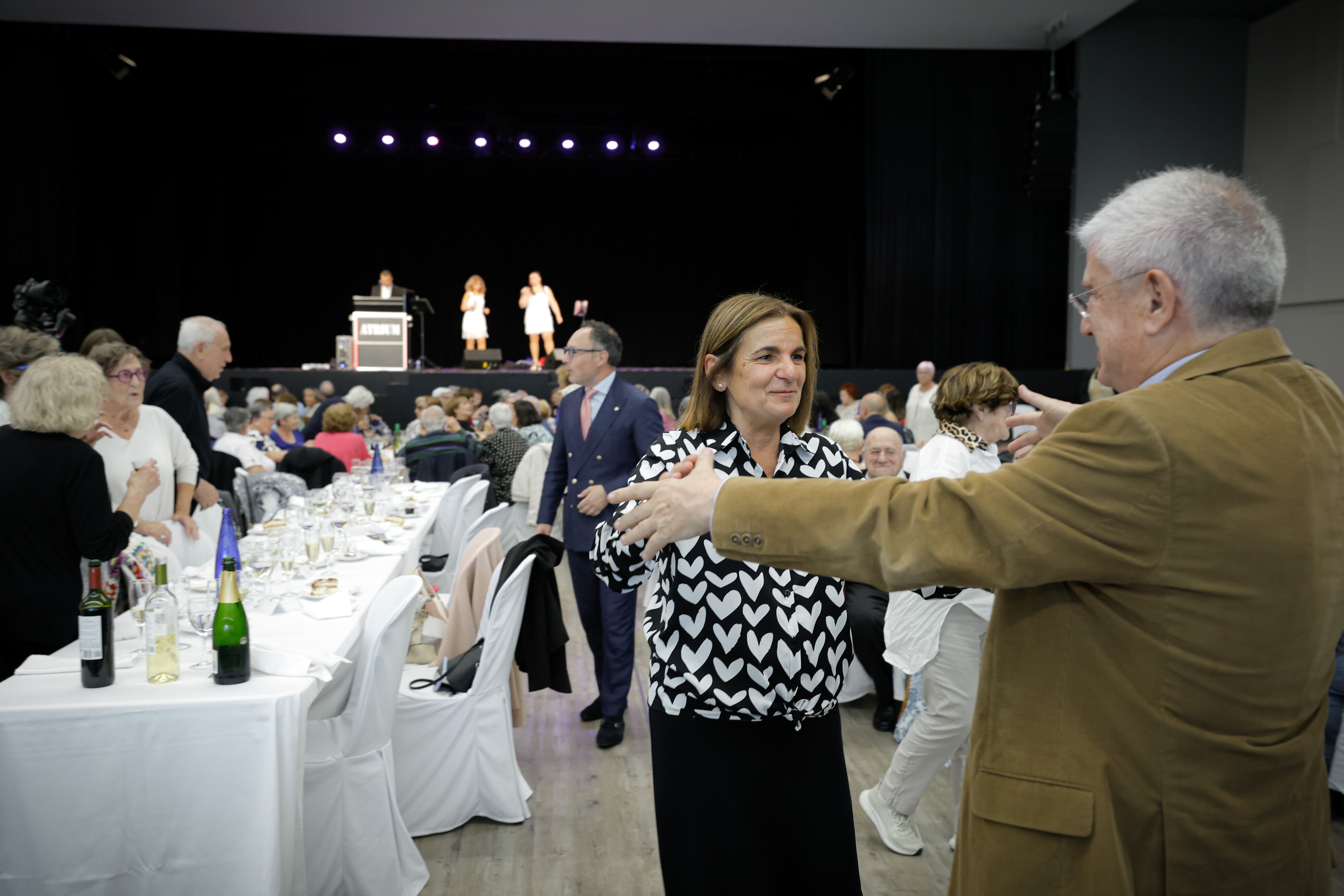 El president de la Federació d'Associacions de la Gent Gran, Fèlix Zapatero, saludant la ministra d'Afers Socials, Trini Marín, durant la celebració de la Festa Magna