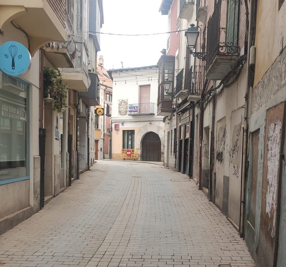Una de las calles de Peñafiel donde se puede apreciar en el suelo el polvo naranja que ha dejado la tormenta africana