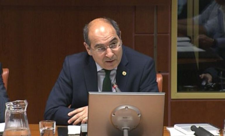 Consejero Darpón en el parlamento sobre hepatitis C