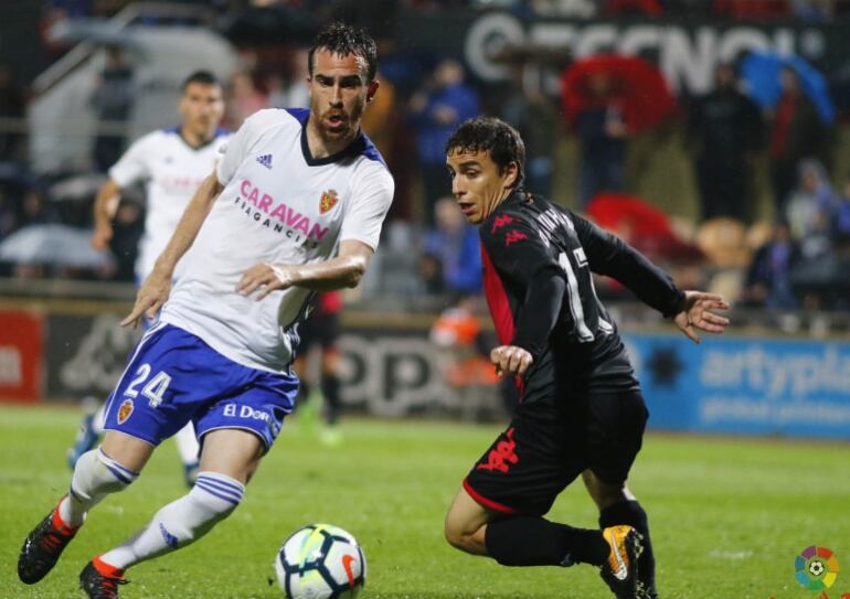 Mikel González, en una acción del partido ante el Reus