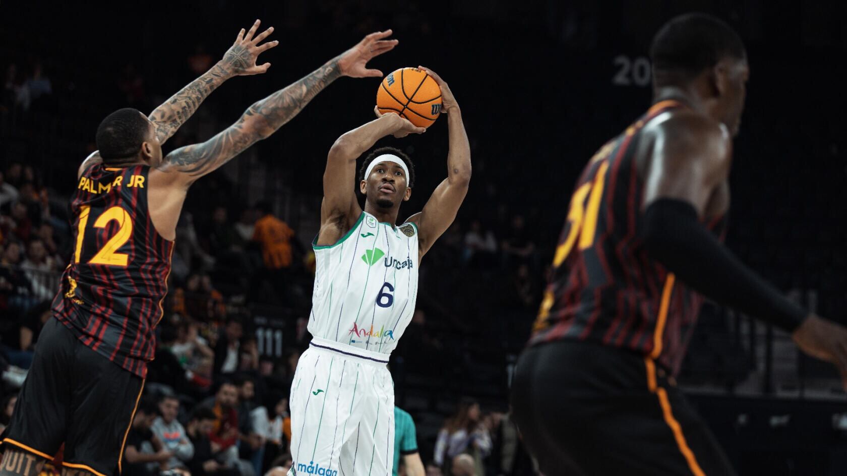 El escolta estadounidense del Unicaja Kameron Taylor, en una acción del partido contra el Galatasaray