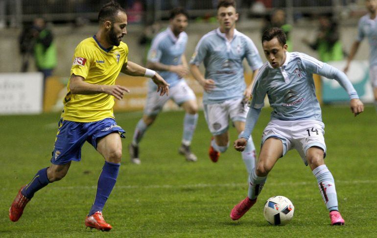 Andrés encima a Orellana en el choque de ida en Carranza 