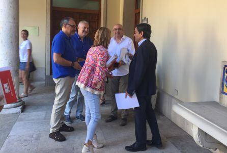 Teresa López (PSOE), Agapito Hernández (PP) y Salvador Arpa (TLP) conversan tras concluir la sesión de la comisión