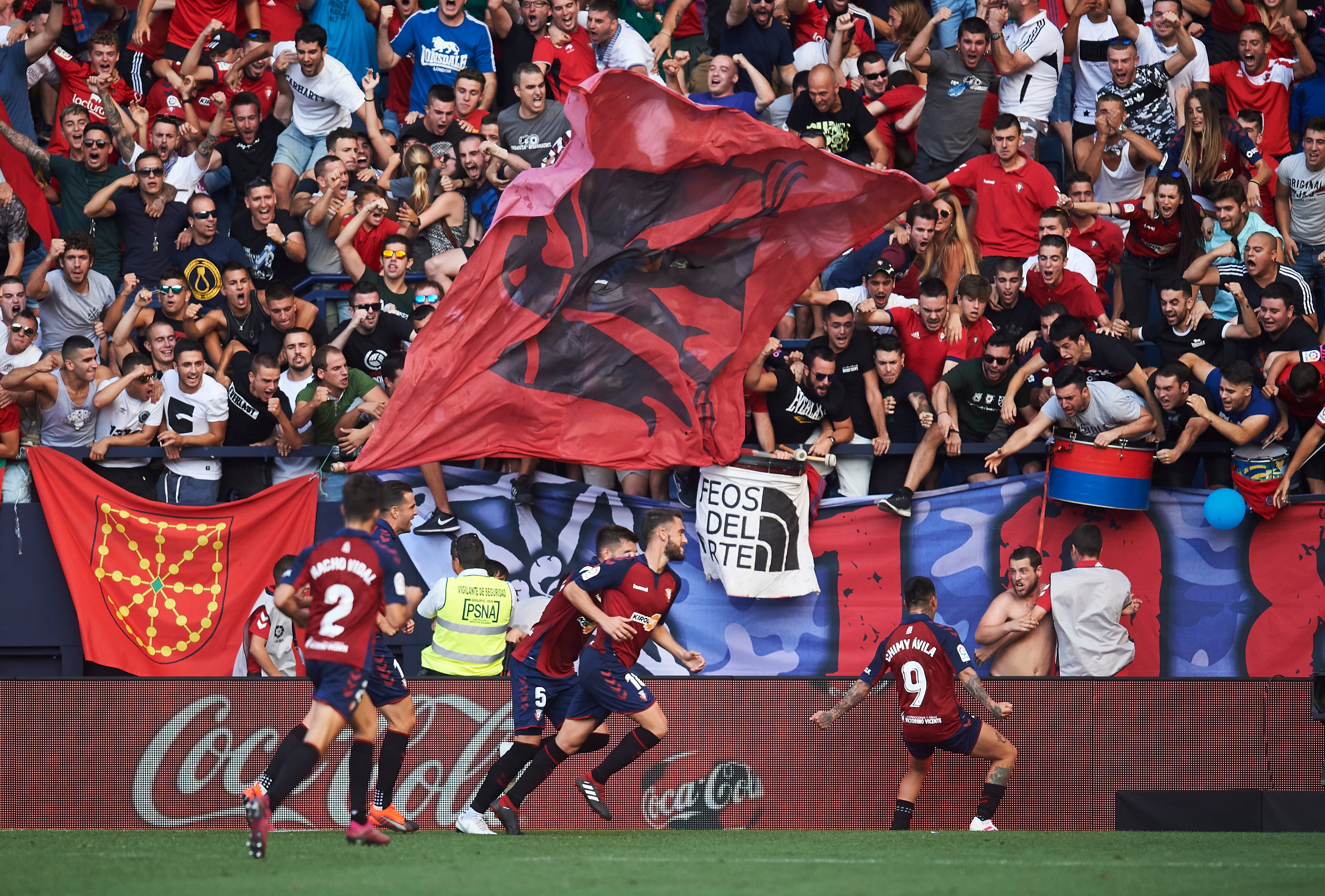 Los jugadores de Osasuna celebran un gol en El Sadar