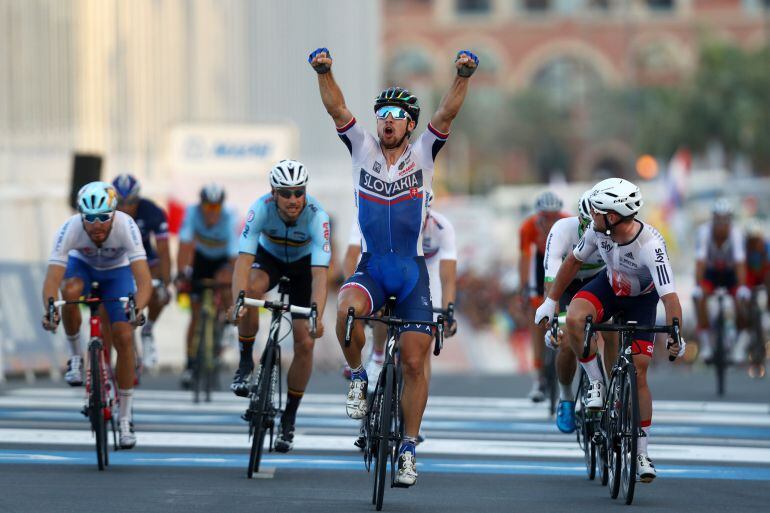 El eslovaco Peter Sagan reedita campeonato del mundo.