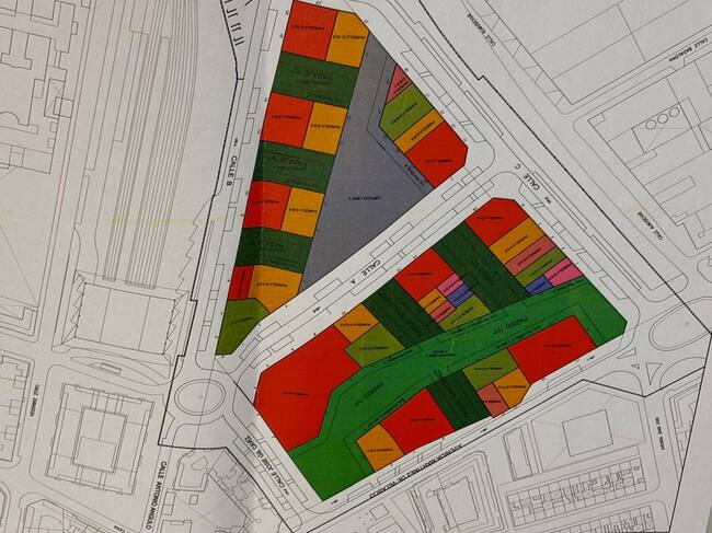 En verde oscuro los pasajes, en gris la plaza, en verde el gran paseo central, y rodeando la gran parcela, las calles exteriores que hay que nombrar
