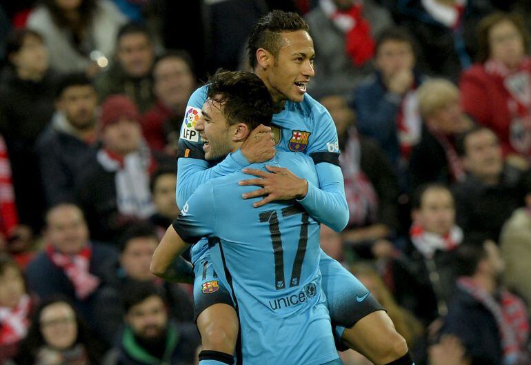 Neymar y Munir se abrazan tras el segundo gol.