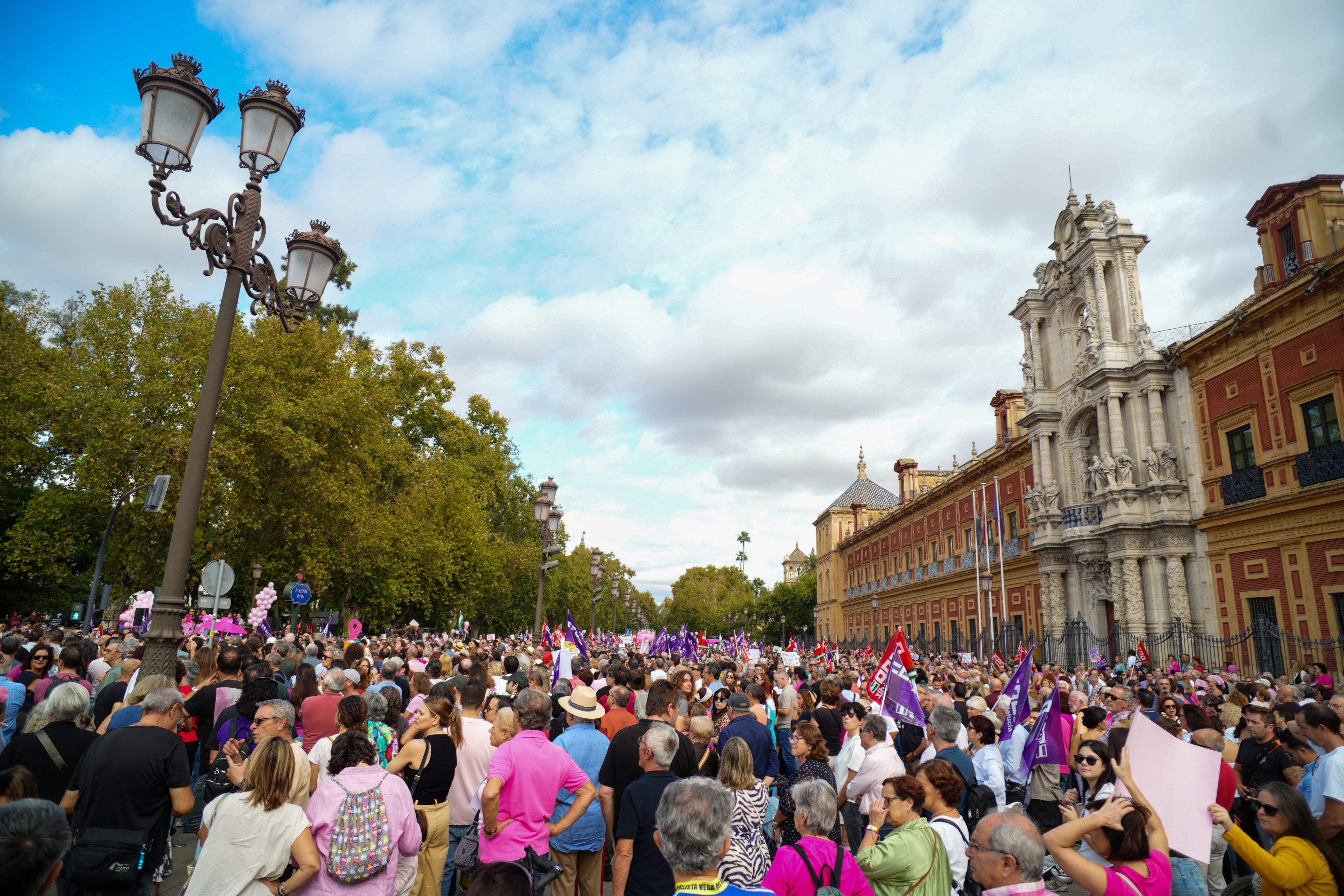 Una multitud protesta en Sevilla este domingo por los fallos en los cribados del cáncer de mama.