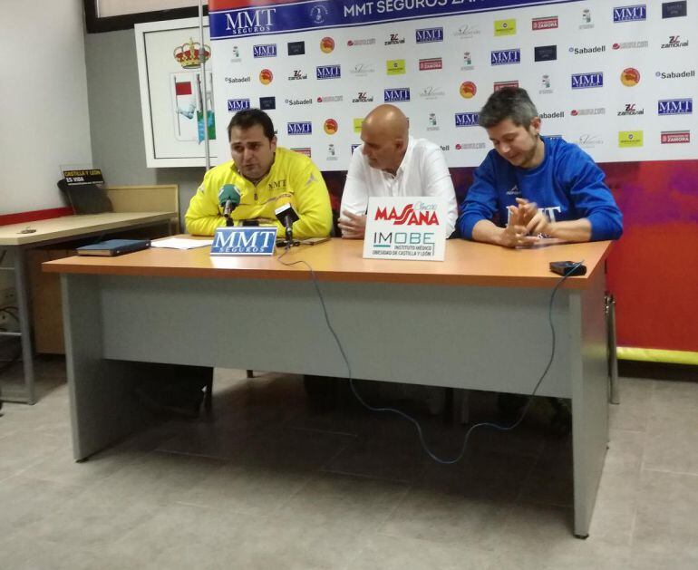 Eduardo Gª Valiente, José A. Quintana y Peli en la rueda de prensa en la que técnico y jugador anunciaron su despedida