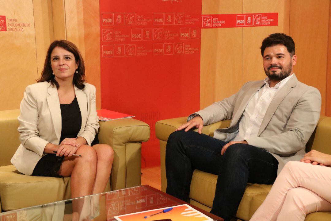 El portavoz de ERC en el Congreso, Gabriel Rufián, y la portavoz del PSOE, Adriana Lastra, reunidos este martes.