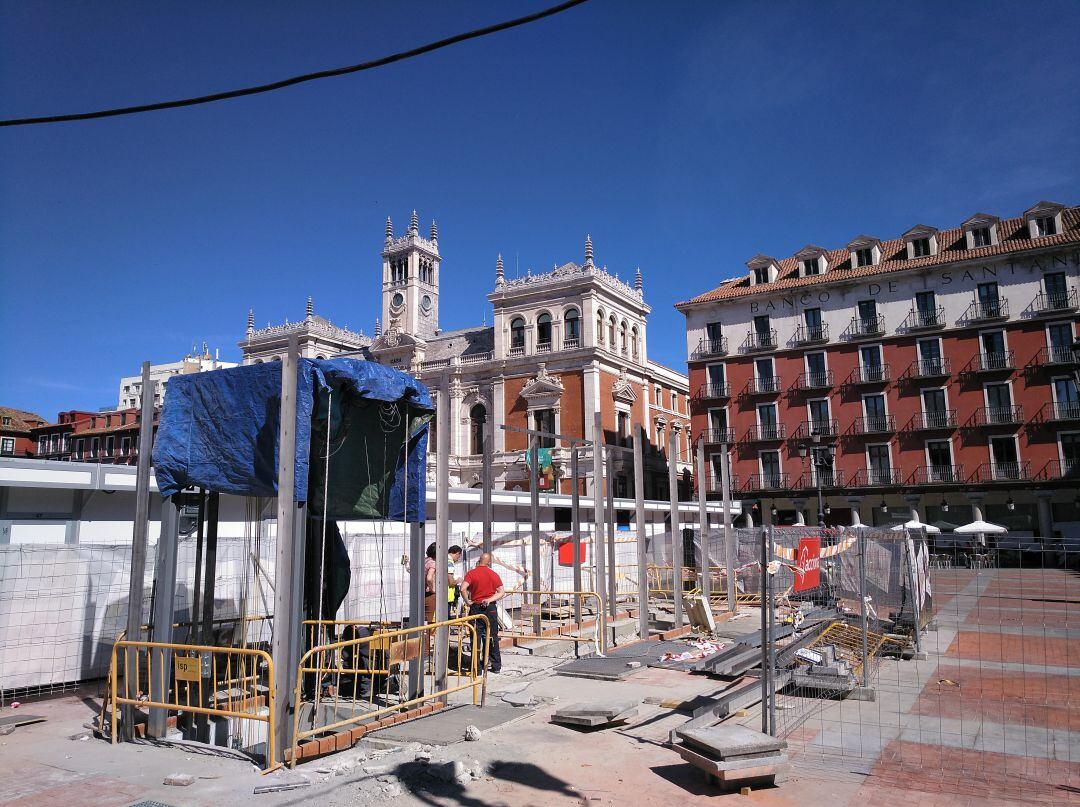 Imagen del ascensor que se instala frente a la calle Lencería con el estado de las obras hoy, 30 de mayo