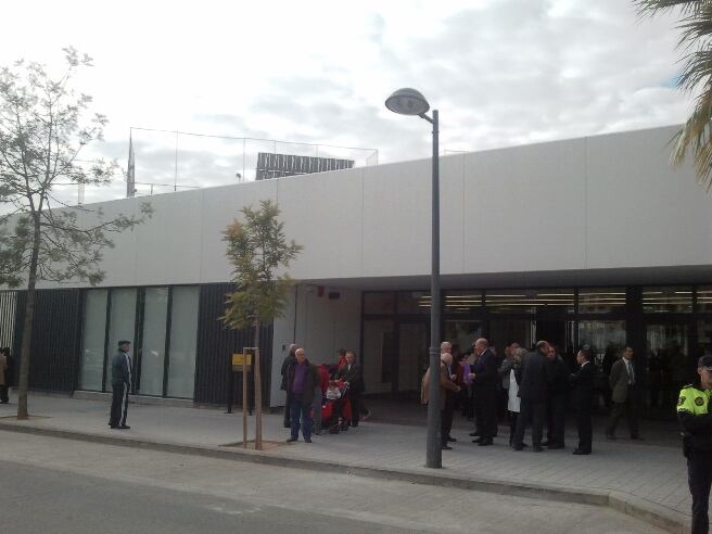 Fachada principal de Jubiocio en Benicalap, durante la visita de la alcaldesa de Valencia