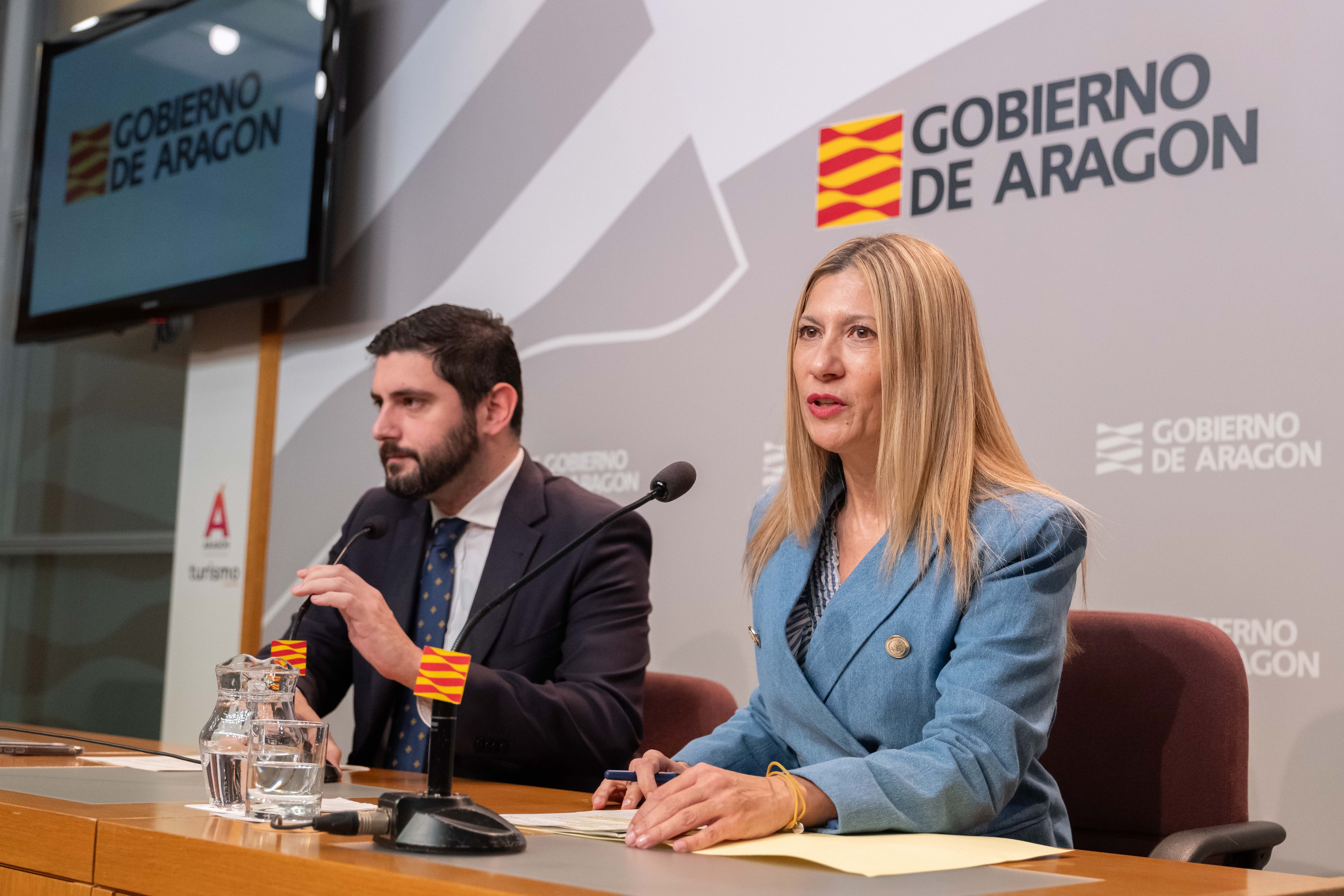 Los vicepresidentes Nolasco y Vaquero, explicando el informe del Consejo Consultivo