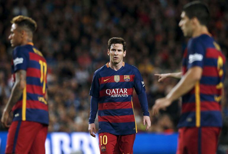 Messi, Neymar y Luis Suárez con gesto de preocupación durante el partido de anoche ante el Valencia (1-2) en el Camp Nou