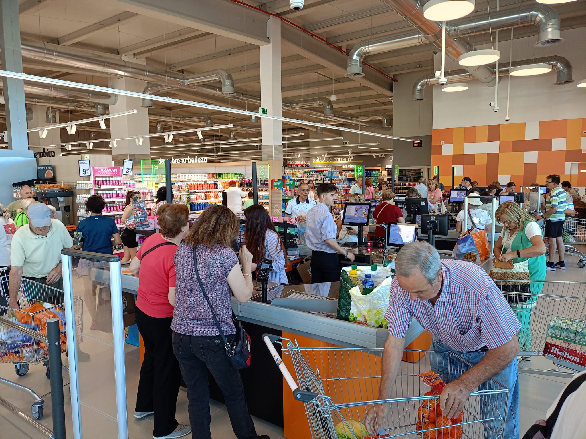 Numeroso público acude a la apertura del supermercado Lupa en Cuéllar