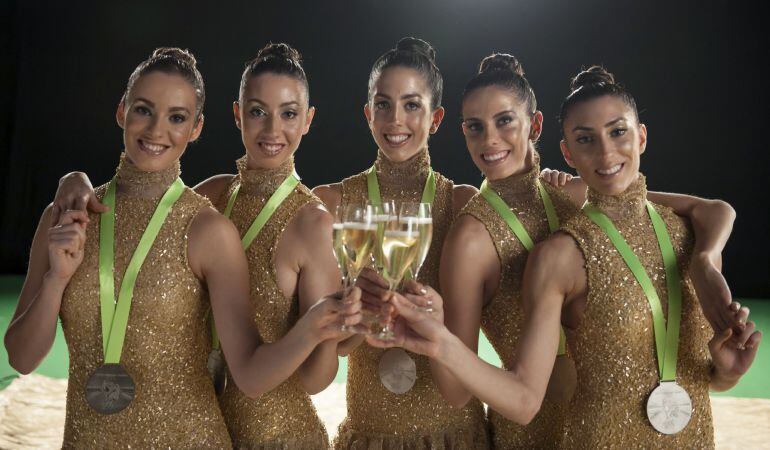 Sandra Aguilar (primera por la derecha), con sus compañeras del equipo de gimnasia rítmica, luciendo sus medallas de plata olímpica.