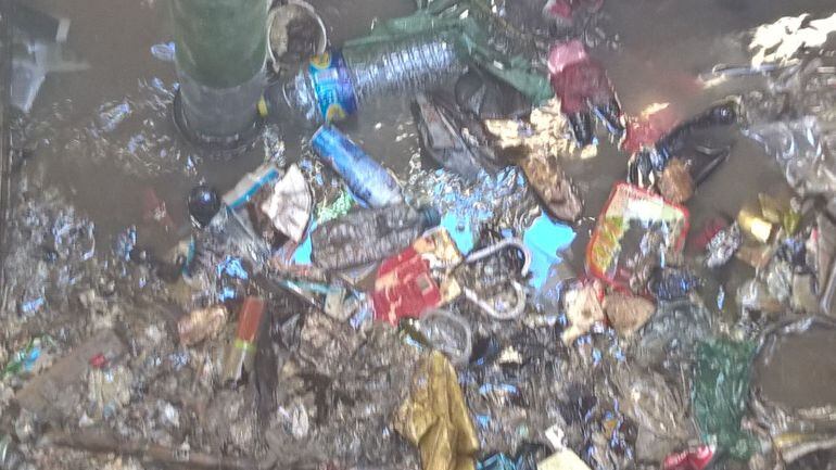 Basura bajo los contenedores soterrados de Navalcarnero