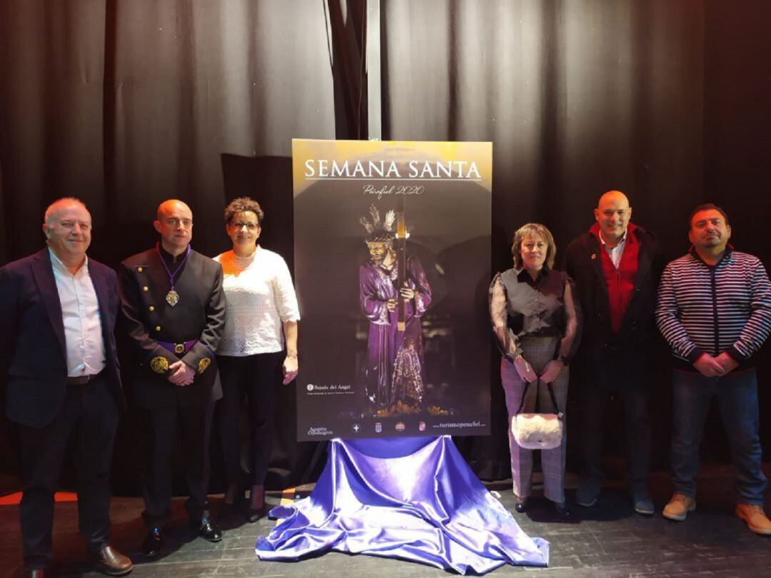 Los representantes de las cofradías de Semana Santa de Peñafiel, el día de la presentación del cartel 2020.