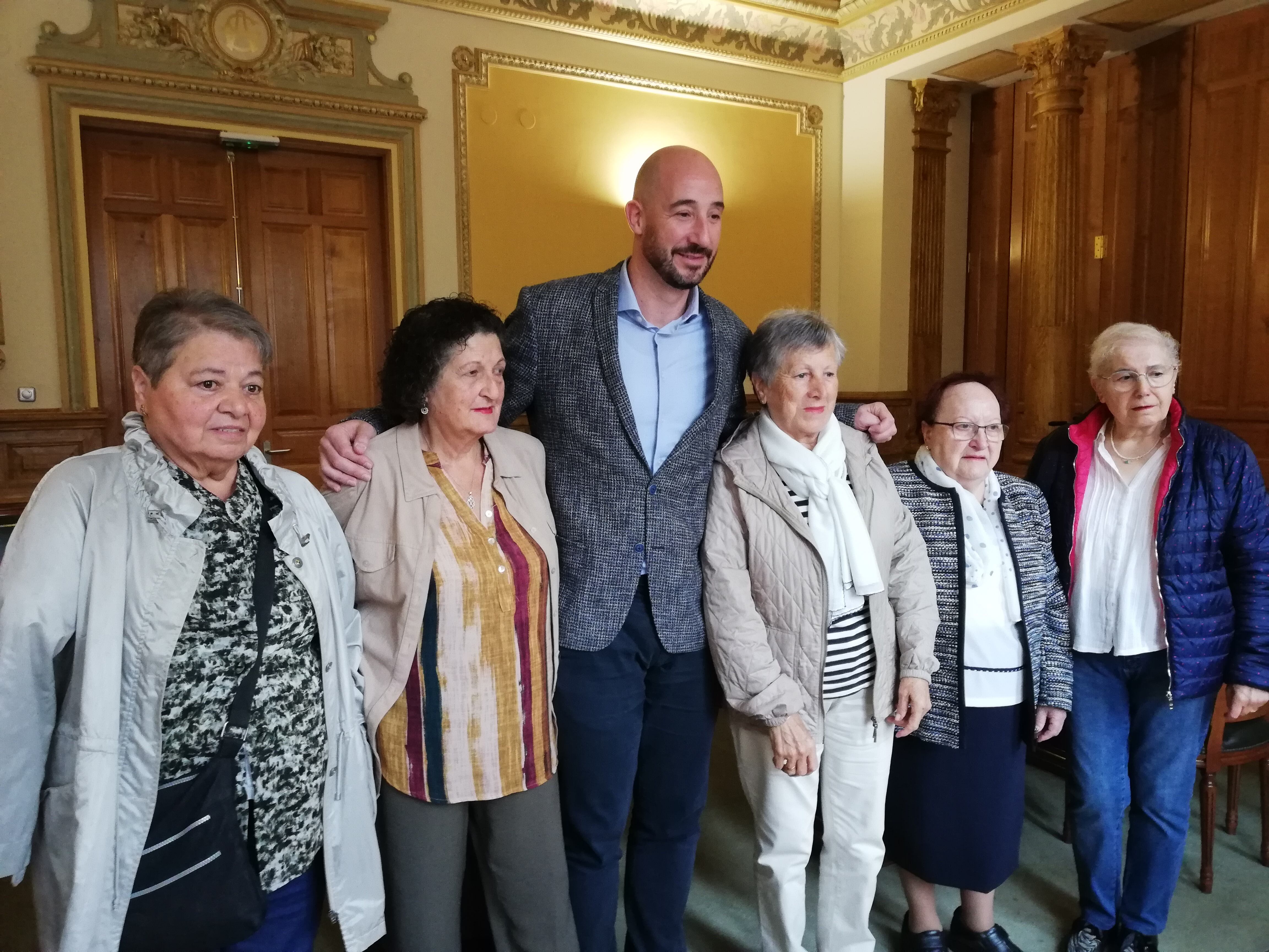 El alcalde, Jon Iraola, junto con las integrantes de Altzoa en la presentación del evento de puertas abiertas