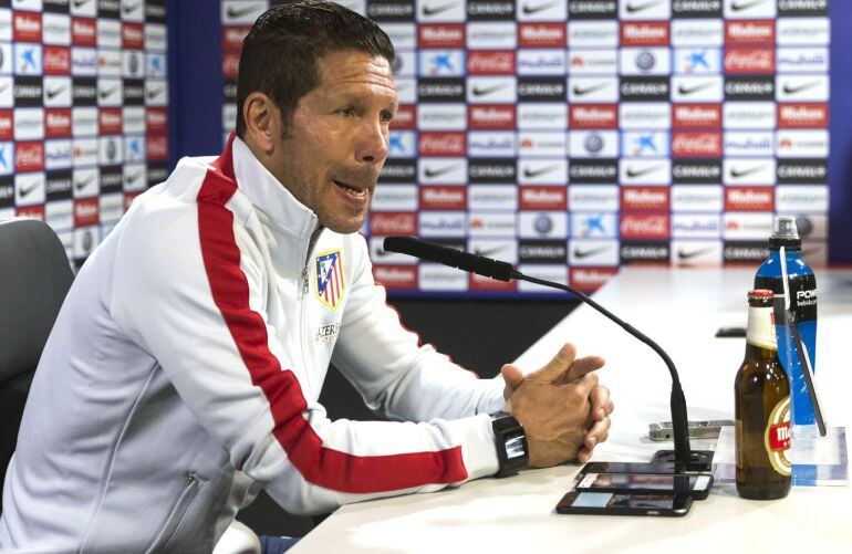 El entrenador del Atlético de Madrid, el argentino Diego Simeone, durante la rueda de prensa ofrecida esta mañana en la Ciudad Deportiva de Majadahonda con vistas al partido de liga de mañana frente al Córdoba